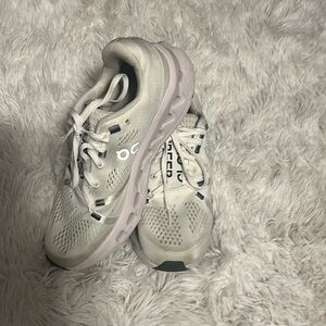 On cloud  cloudsurfer tennis shoes size 7W.